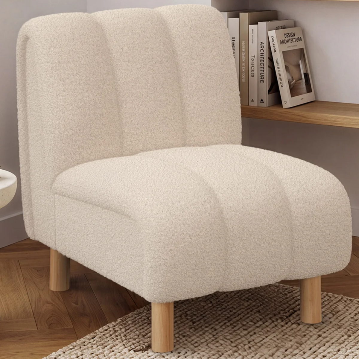 Fauteuil HECTOR en tissu bouclette beige avec pieds arrondis effet bois
