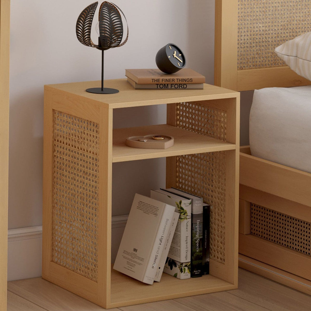 Lot de 2 tables de chevet NORA avec rangements ouverts en cannage et bois