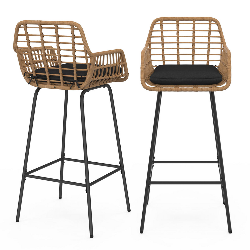 Lot de 2 tabourets de bar SUMMER effet rotin beige, pieds en métal noir avec accoudoirs