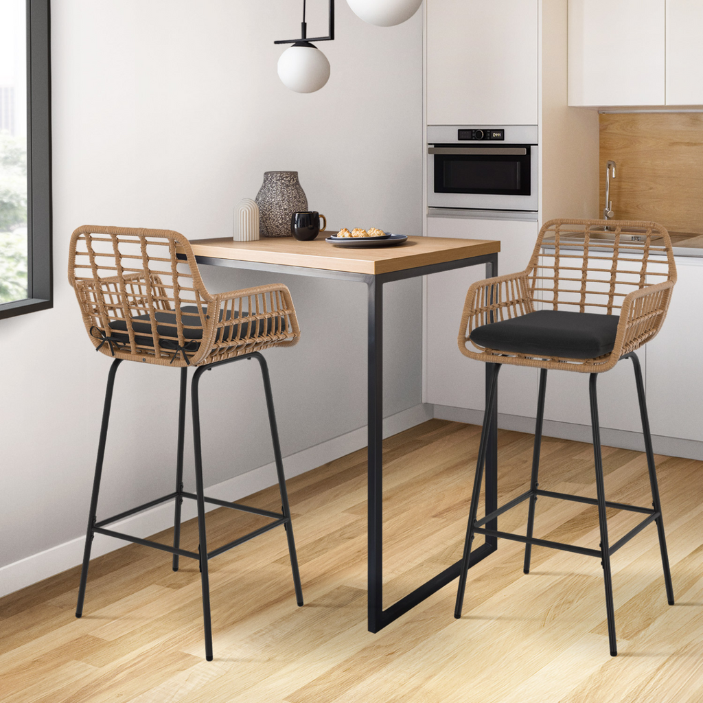 Lot de 2 tabourets de bar SUMMER effet rotin beige, pieds en métal noir avec accoudoirs