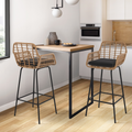 Lot de 2 tabourets de bar SUMMER effet rotin beige, pieds en métal noir avec accoudoirs