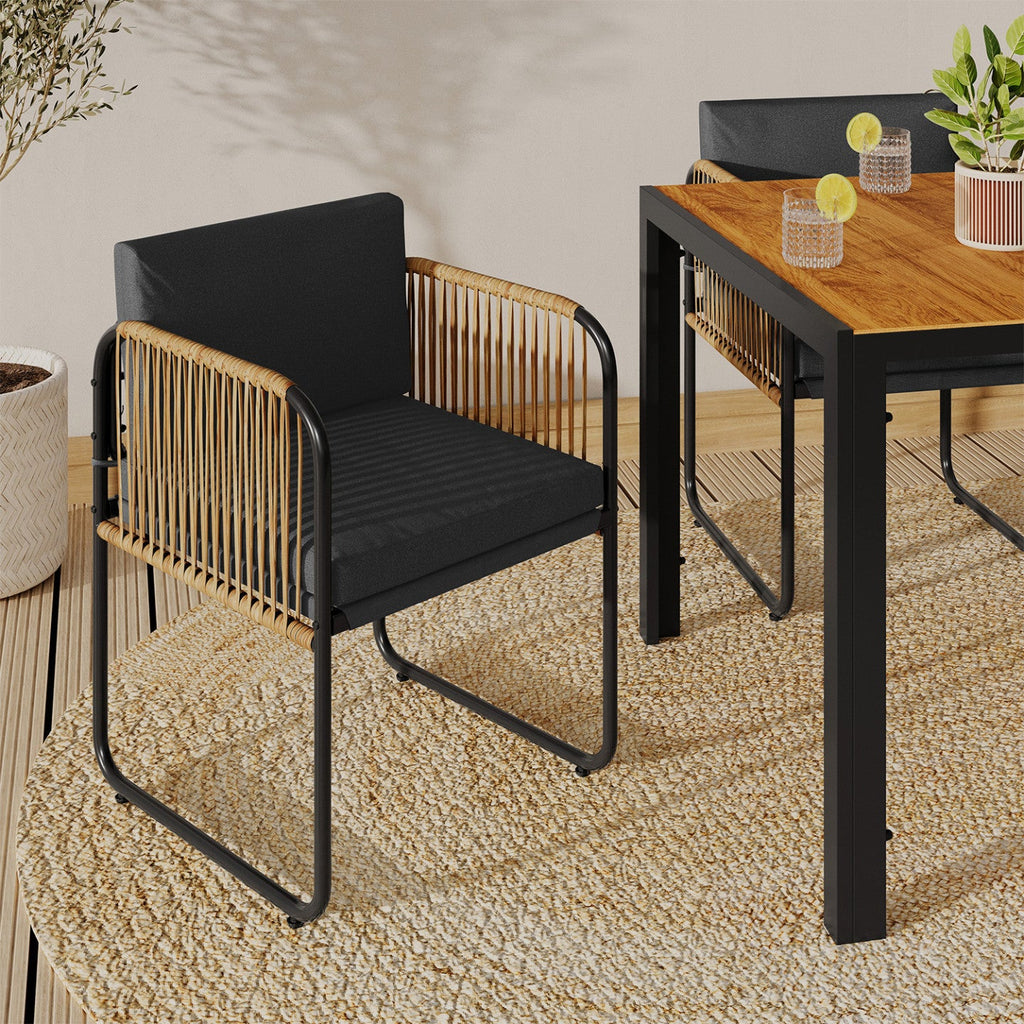 Set de 4 chaises de jardin RIO structure métal noir, cordage effet rotin clair et coussins noirs