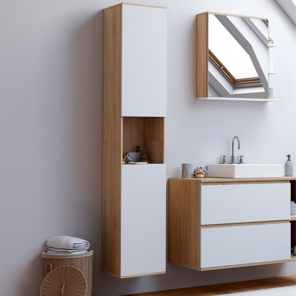 Meuble colonne de salle de bain suspendu TOMI, 2 portes, 1 niche, décor hêtre et blanc