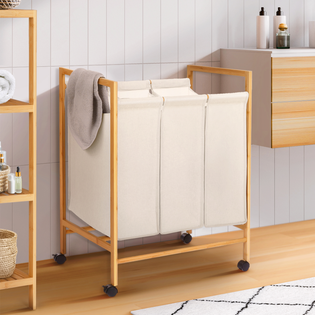 Panier à linge 3 compartiments en bambou RITA, tissu écru, avec roulettes