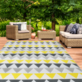 Tapis d'extérieur SARI triangles gris et jaune 270 x 370 cm