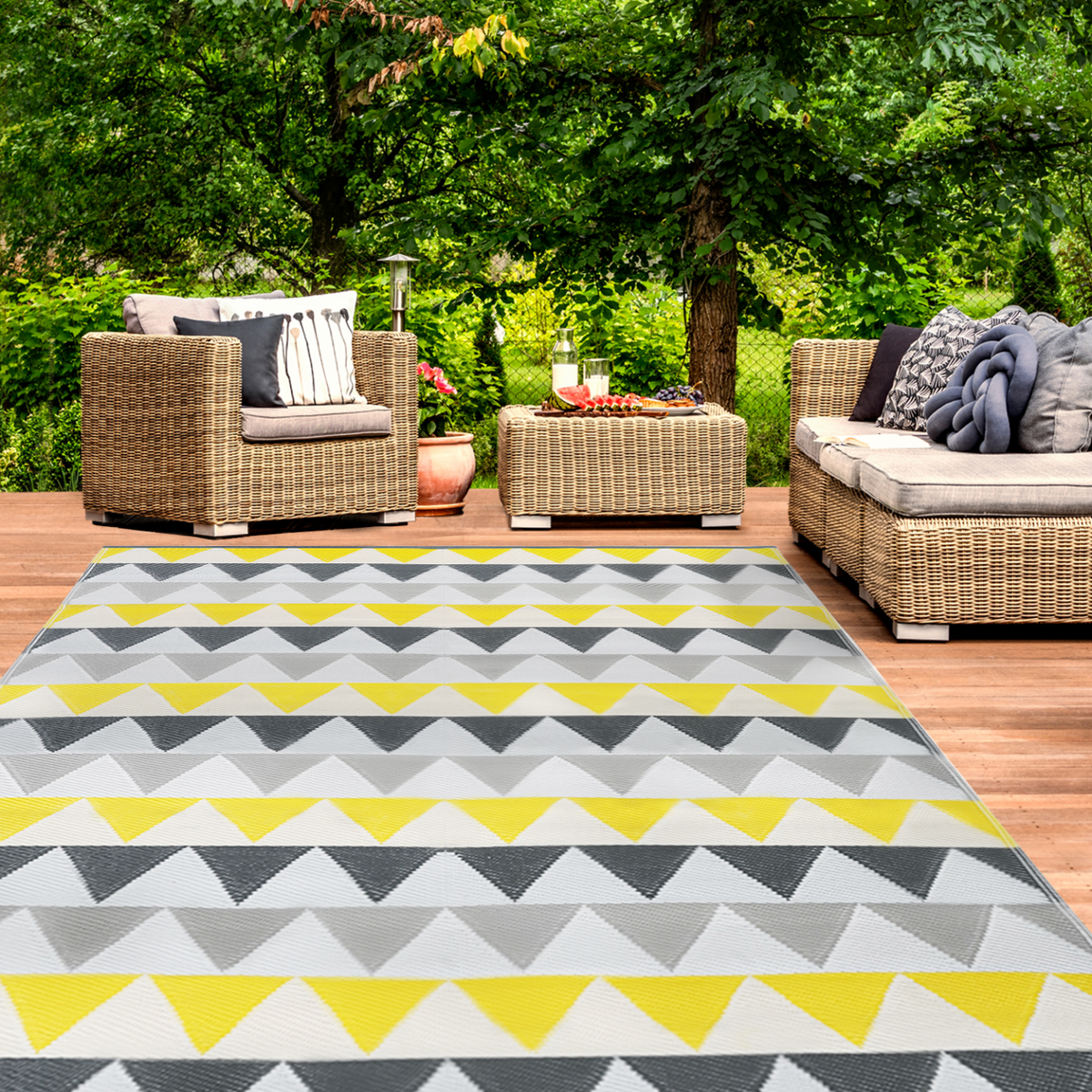 Tapis d'extérieur SARI triangles gris et jaune 270 x 370 cm